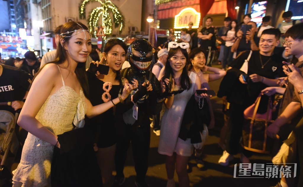 萬聖節.蘭桂坊毒魔與美女。黃文威攝 萬聖節.蘭桂坊毒魔與美女。黃文威攝