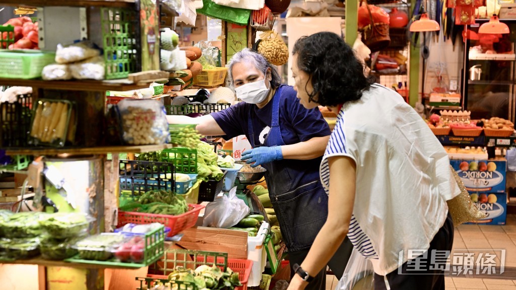 不少市民因打風買多了蔬菜。 不少市民因打風買多了蔬菜。