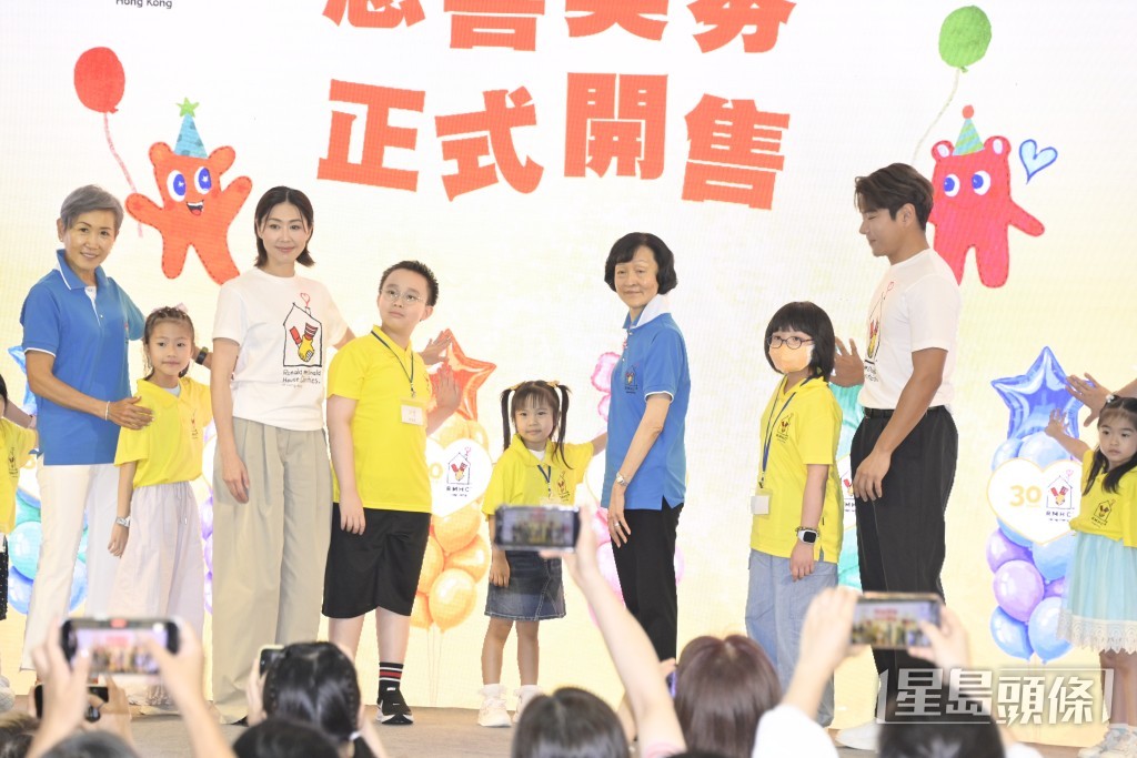 胡定欣當時正在售賣獎券未有留意羅天宇流鼻血，她說：「係唔係太熱？冇事嘅，佢咁大隻！」