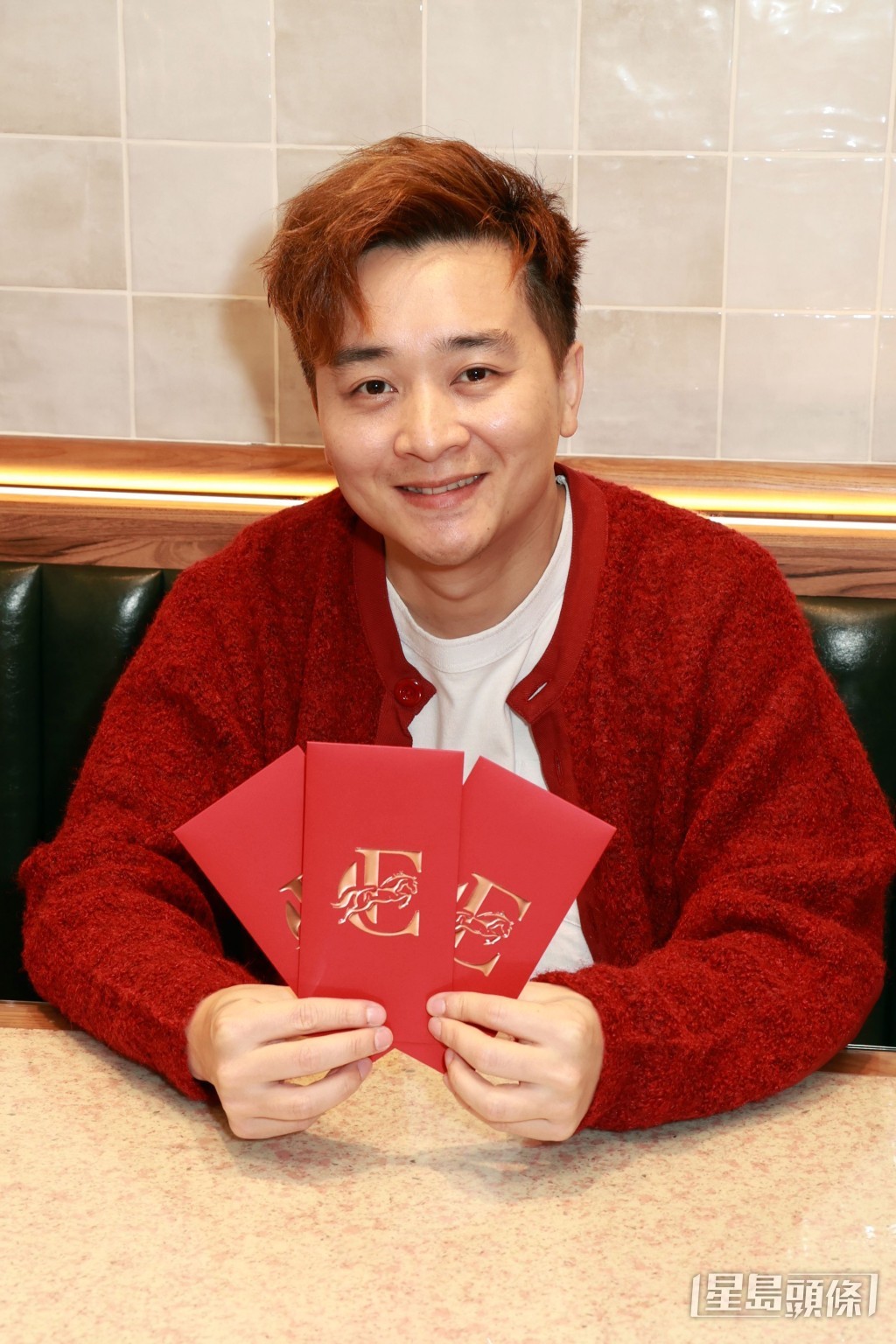 譚輝智親自設計精美的馬年利是封。