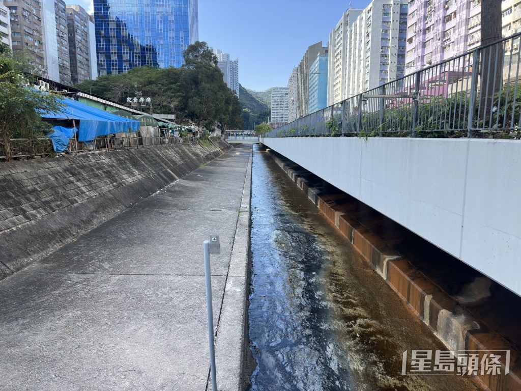 河水僅到腳踭位置。梁國峰攝