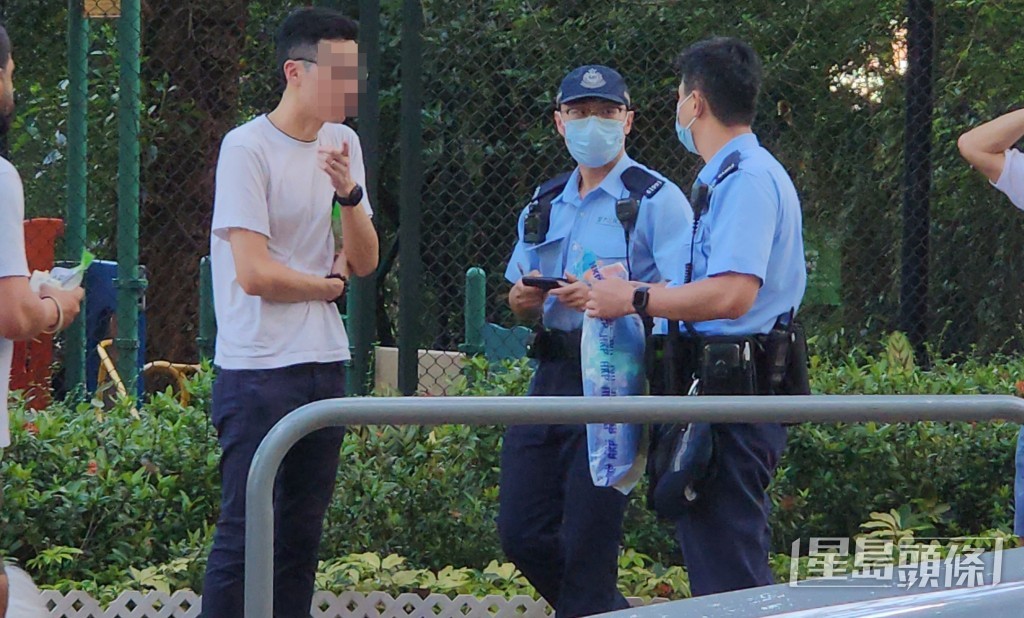 司機接受警方調查。 司機接受警方調查。