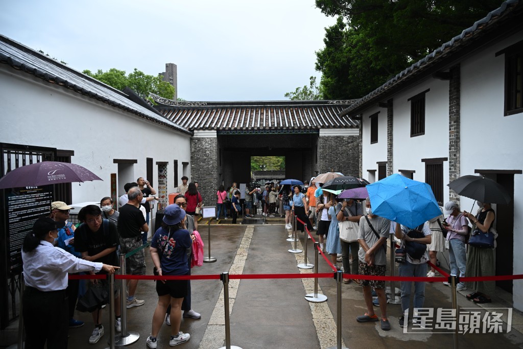 不少市民和旅客前來參觀九龍寨城電影場景展。蘇正謙攝 不少市民和旅客前來參觀九龍寨城電影場景展。蘇正謙攝