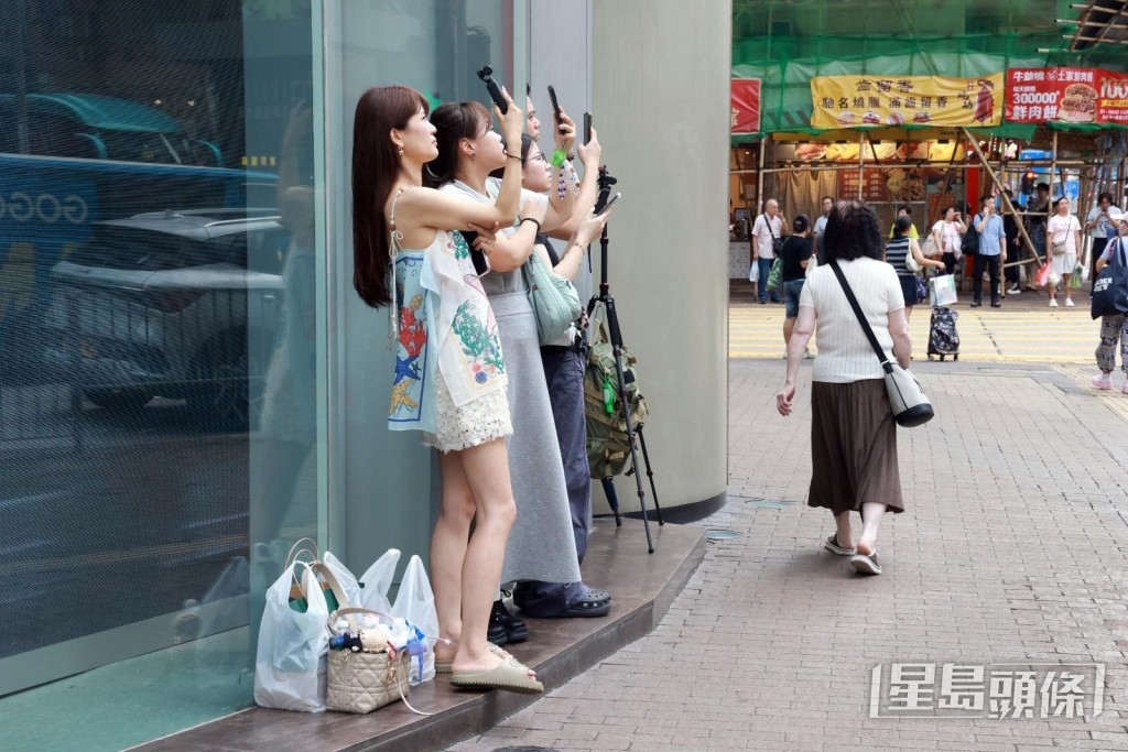 吸引途人聚集打卡合照。