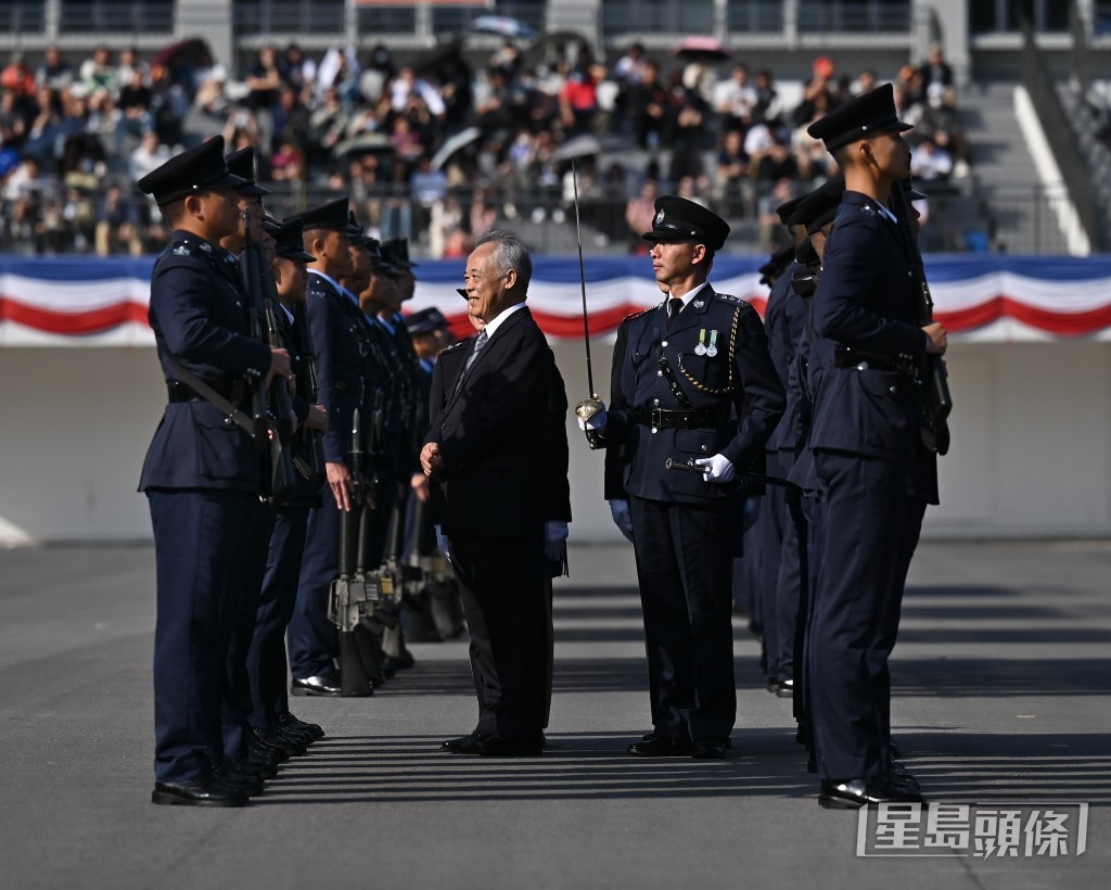 截取通讯及监察事务专员杨振权出席警察学院结业会操。刘汉权摄 截取通讯及监察事务专员杨振权出席警察学院结业会操。刘汉权摄