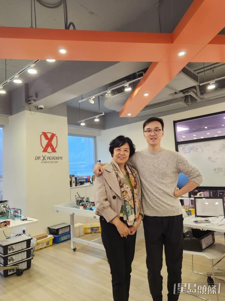 Kenny感謝父母栽培,圖為他與母親合照。 Kenny感謝父母栽培,圖為他與母親合照。