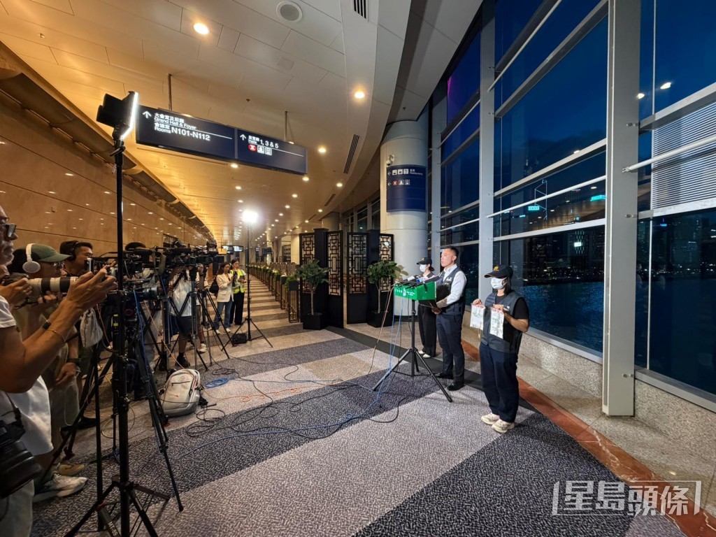 海關於灣仔會展見記者交代案情。曾志恆攝 海關於灣仔會展見記者交代案情。曾志恆攝