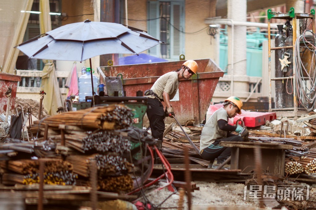工友在極端酷熱天氣下戶外工作。 工友在極端酷熱天氣下戶外工作。