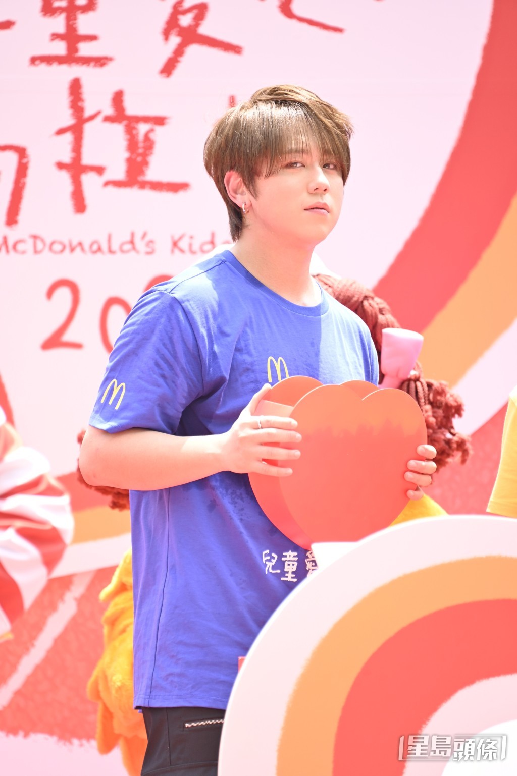 姜涛今日主持主持第15届“儿童爱心马拉2024”起步礼。