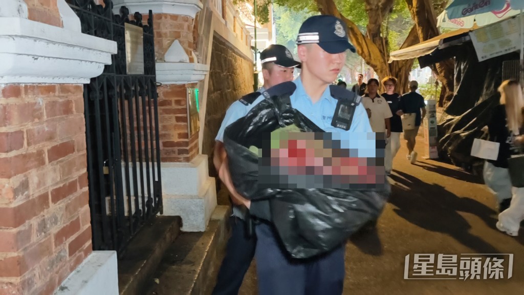警員將牛頭裝起,之後帶返警署繼續調查。黃文威攝 警員將牛頭裝起,之後帶返警署繼續調查。黃文威攝