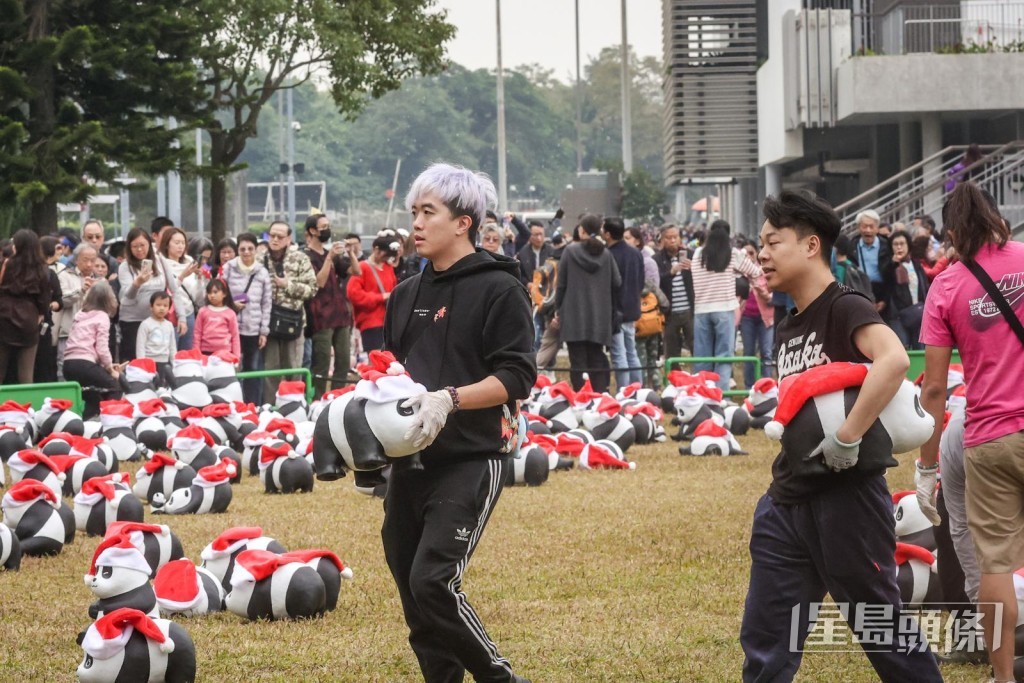 市民領取早前認捐的熊貓。