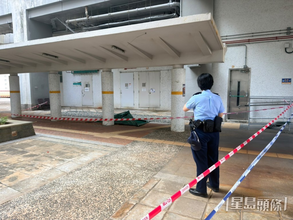 大批警員已封鎖昭善樓現場進行搜證及調查,正全力釐清兩宗案件的確切起因以及兩名男子之間的關係。蔡楚輝攝 大批警員已封鎖昭善樓現場進行搜證及調查,正全力釐清兩宗案件的確切起因以及兩名男子之間的關係。蔡楚輝攝