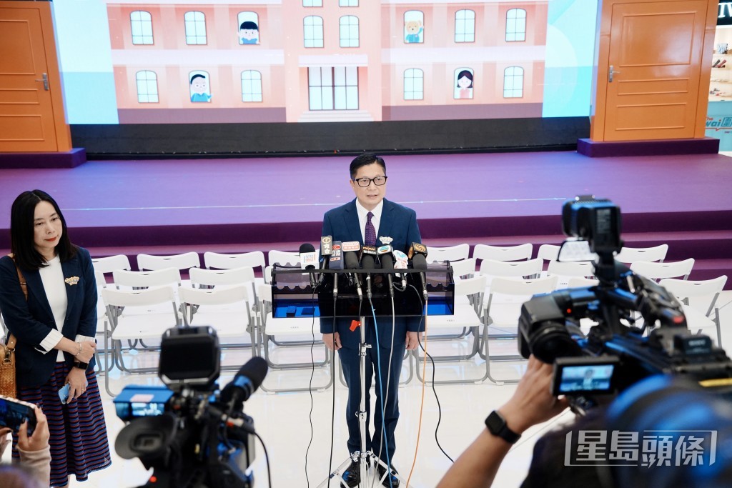 鄧炳強又批評許智峯呼籲他人不要投票非常惡毒,是「叫人衝、自己鬆」。 鄧炳強又批評許智峯呼籲他人不要投票非常惡毒,是「叫人衝、自己鬆」。