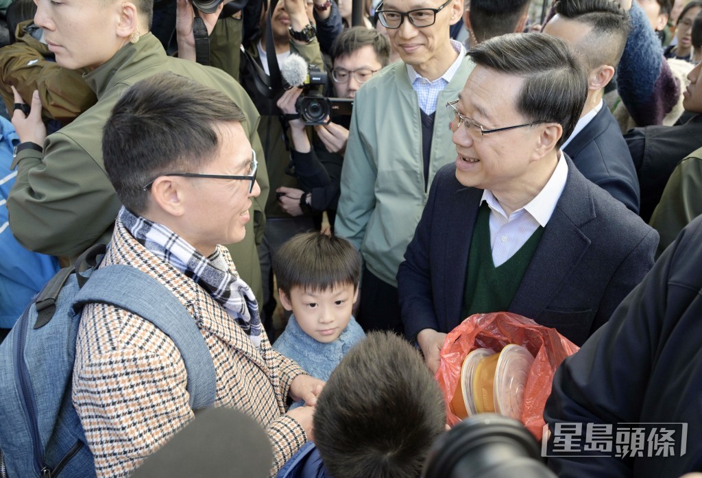 李家超与街坊交流。 李家超与街坊交流。