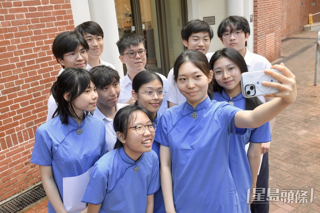 森美透露女兒梁曦童(左1)跟隨哥哥的步伐留港升讀醫科。 森美透露女兒梁曦童(左1)跟隨哥哥的步伐留港升讀醫科。