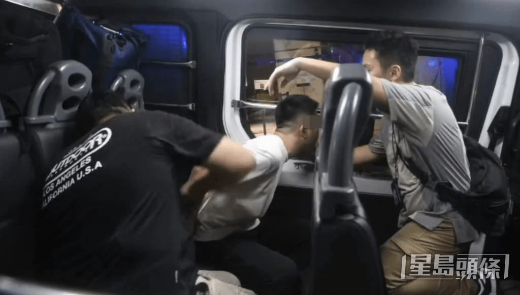 其中一名男子情緒激動,一度遭警方以手銬「招呼」,並帶上警車。黎志偉攝 其中一名男子情緒激動,一度遭警方以手銬「招呼」,並帶上警車。黎志偉攝