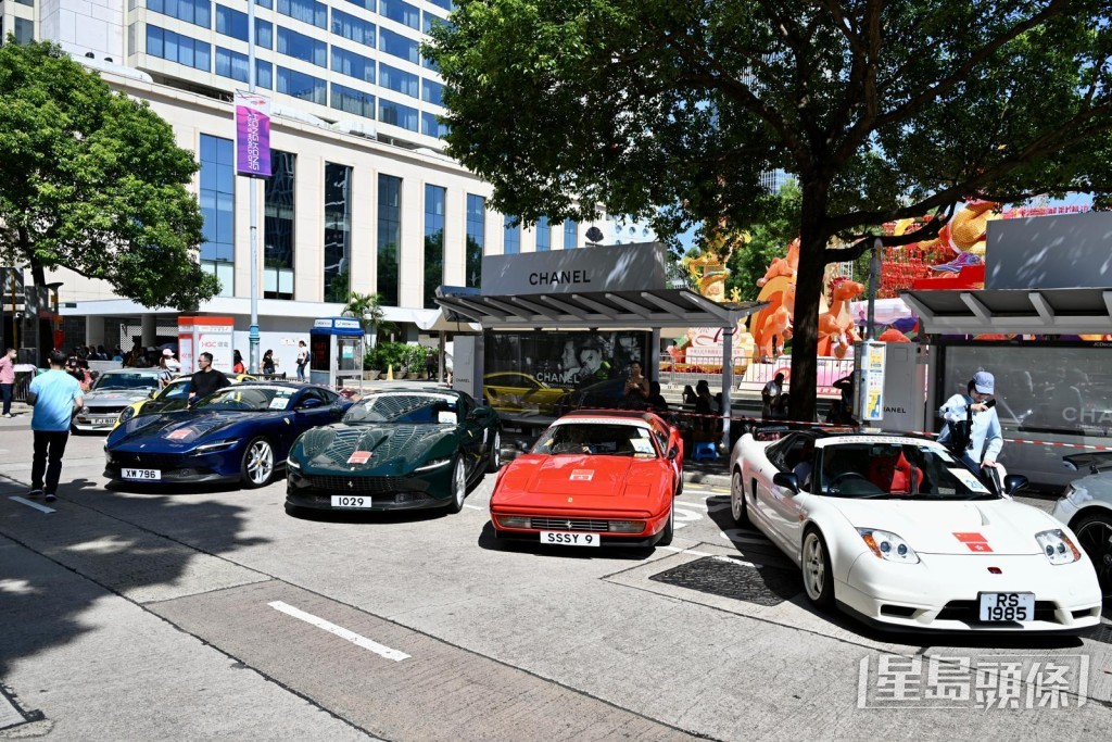 中國香港汽車會今早（6日）舉辦經典名車和古董車巡遊。