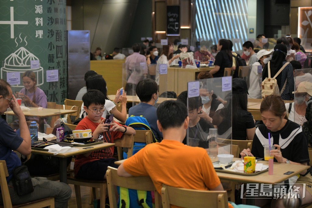 黃家和指需要至少3至4萬人手才可補充餐飲從業員的空缺。資料圖片 黃家和指需要至少3至4萬人手才可補充餐飲從業員的空缺。資料圖片