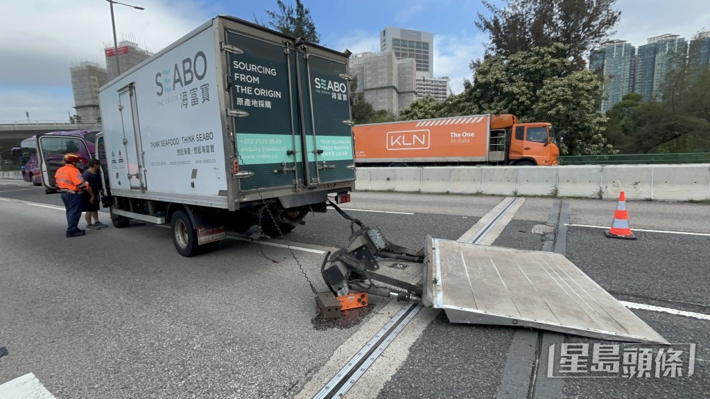壞車的密斗貨車尾板被撞甩脫。楊偉亨攝 壞車的密斗貨車尾板被撞甩脫。楊偉亨攝