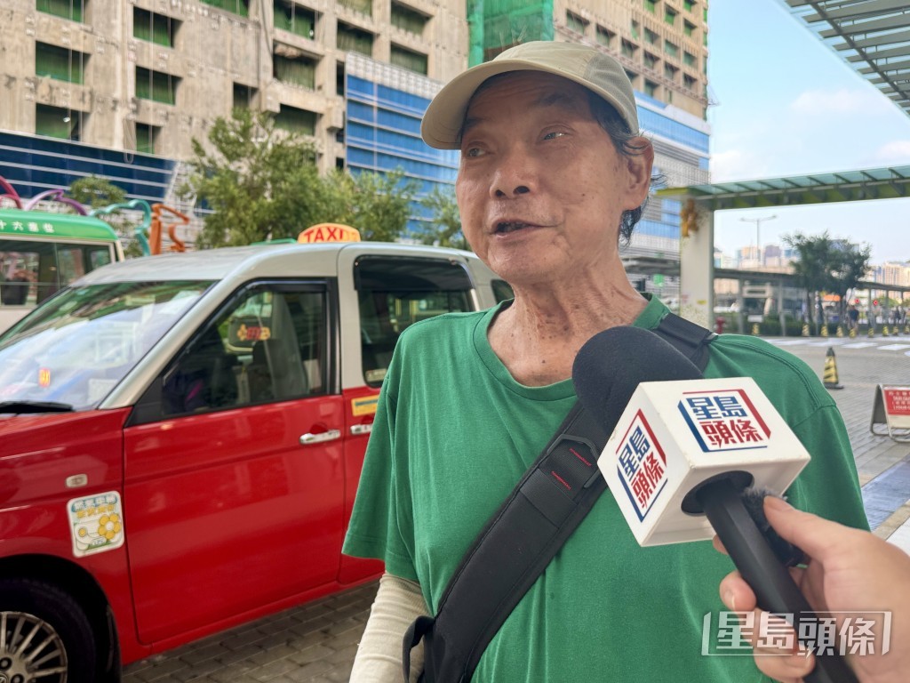 本身是退休公務員的梁伯伯在黃大仙站轉乘88A小巴,但路線迂迴曲折,搭了45分鐘仍未到,形容是「認真唔方便」。 本身是退休公務員的梁伯伯在黃大仙站轉乘88A小巴,但路線迂迴曲折,搭了45分鐘仍未到,形容是「認真唔方便」。
