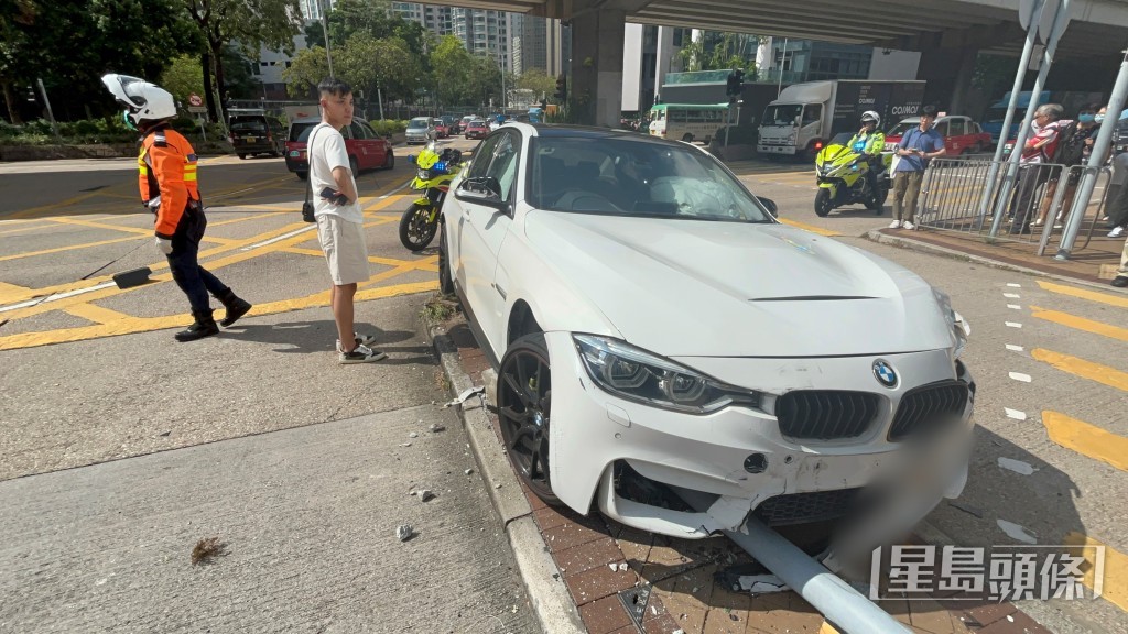 路牌壓在車底。 路牌壓在車底。