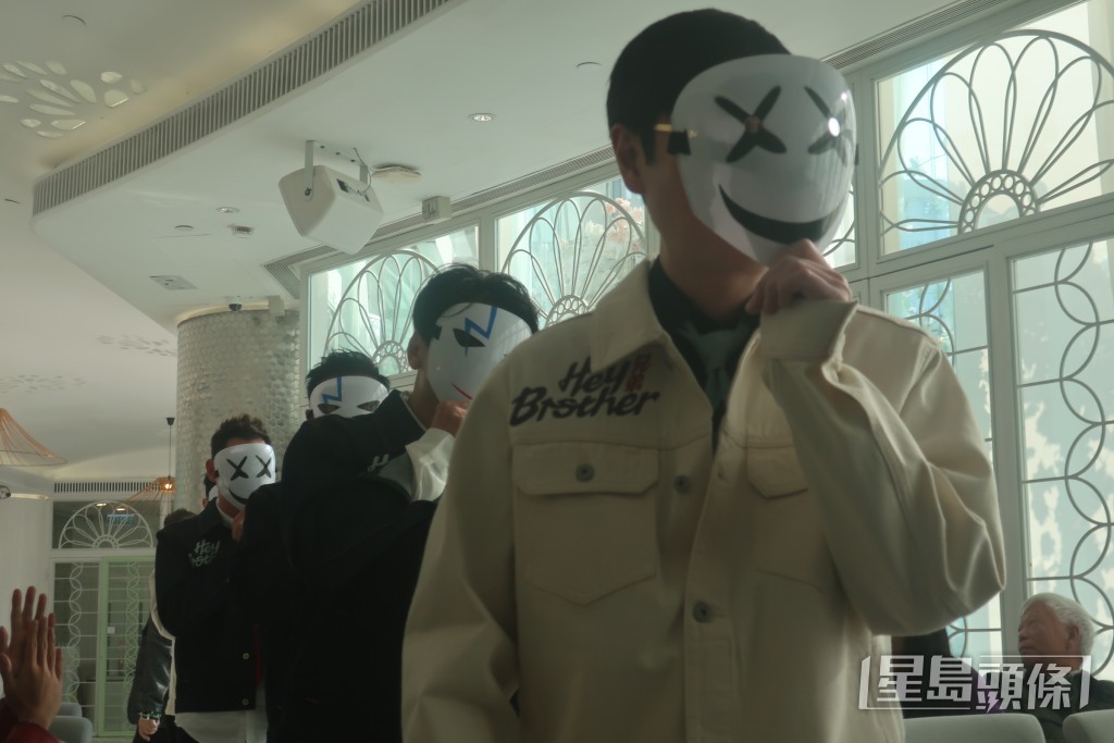 男子組合「HEY BROTHER」早前在記者會蒙面現身。