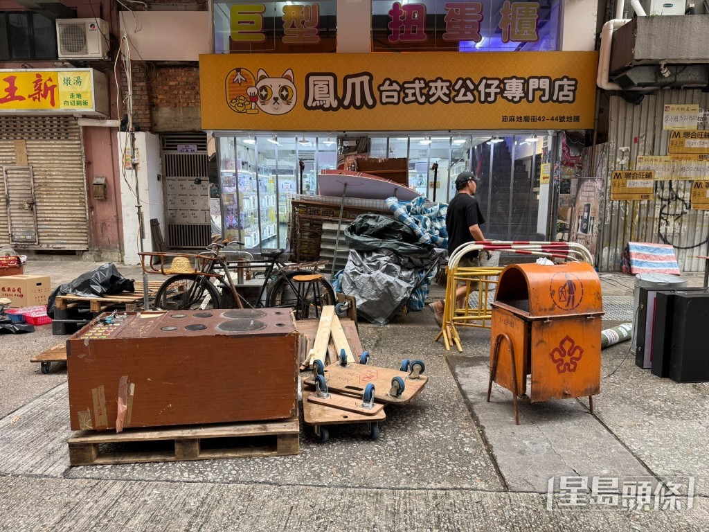 舊式橙色垃圾桶好經典。