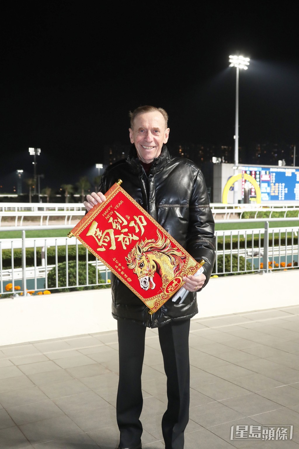 今朝「绿野飞驰」到内圈踱步，蔡约翰罕见到公众席督操。