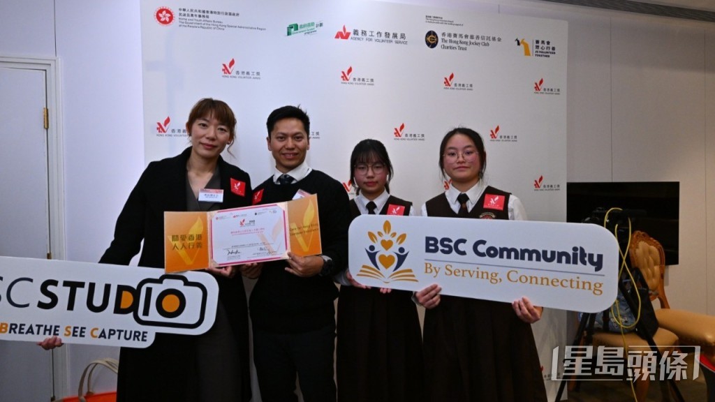 「賽馬會眾心行善傑出愛心學校獎」的佛教沈香林紀念中學,運用人工智能生成圖像技術,為長者重現婚紗照,讓他們重溫與伴侶的美好時光。 「賽馬會眾心行善傑出愛心學校獎」的佛教沈香林紀念中學,運用人工智能生成圖像技術,為長者重現婚紗照,讓他們重溫與伴侶的美好時光。