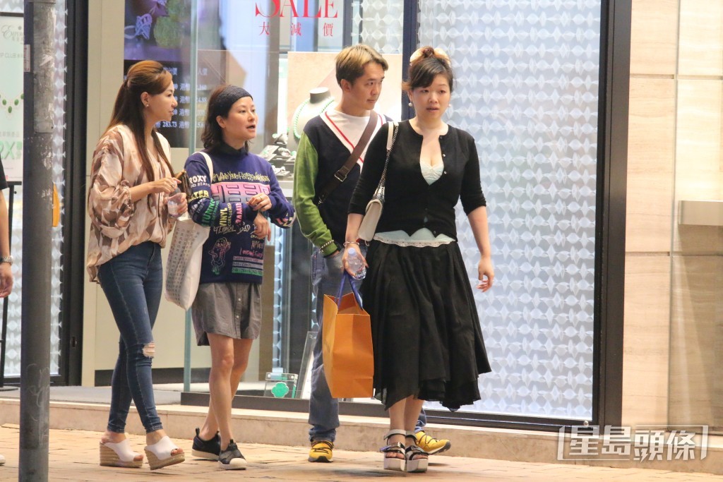 鄧兆尊指車厘子（黑裙）當年藉貼身服侍驅趕女星。