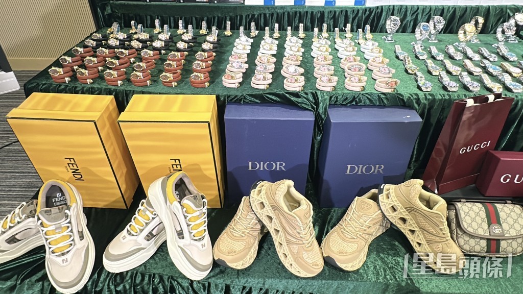 檢獲物品當中亦發現有高仿真度的奢侈品，例如名牌手袋、名錶、銀包及鞋等。劉漢權攝