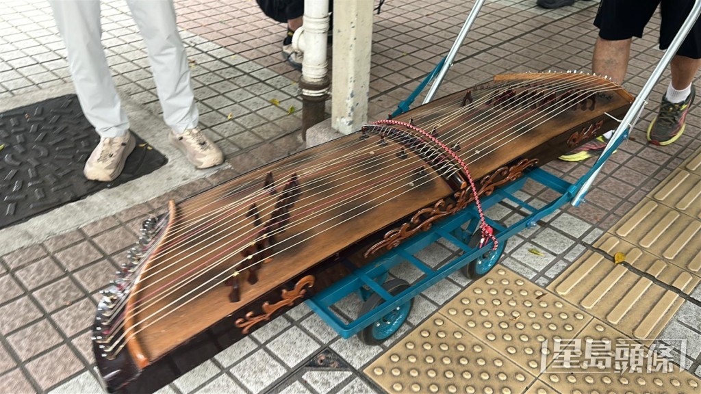 搬出的古箏完整無缺。劉漢權攝 搬出的古箏完整無缺。劉漢權攝