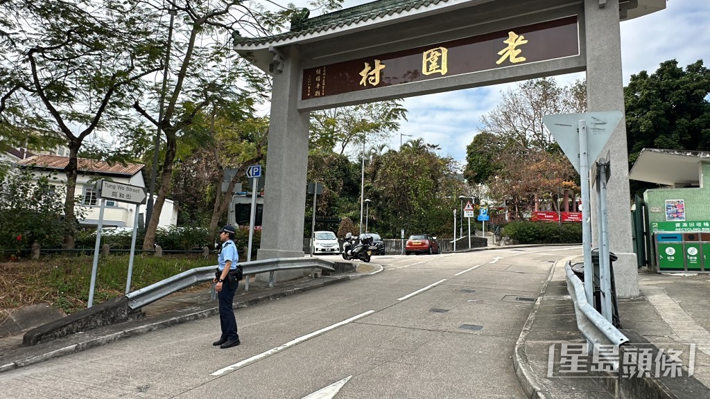 持刀漢出現老圍村。劉漢權攝 持刀漢出現老圍村。劉漢權攝