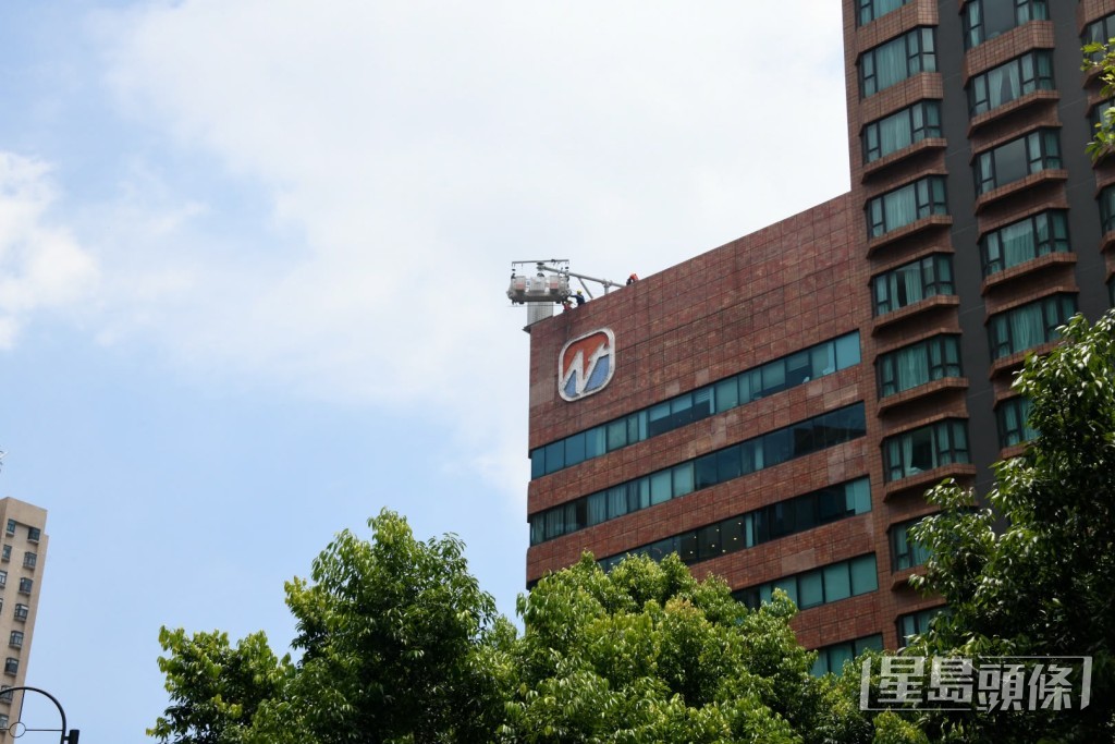 兩工人在天台被困吊船。楊偉亨攝 兩工人在天台被困吊船。楊偉亨攝