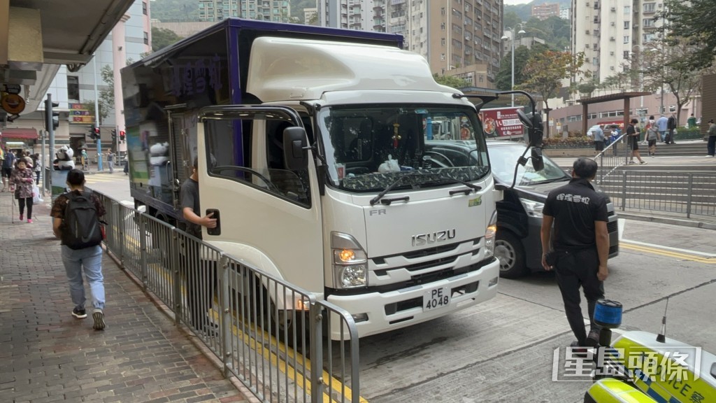 業界質疑私家車司機可透過自助機免試即時獲發內地牌照，但貨車司機卻需排期考試。資料圖片