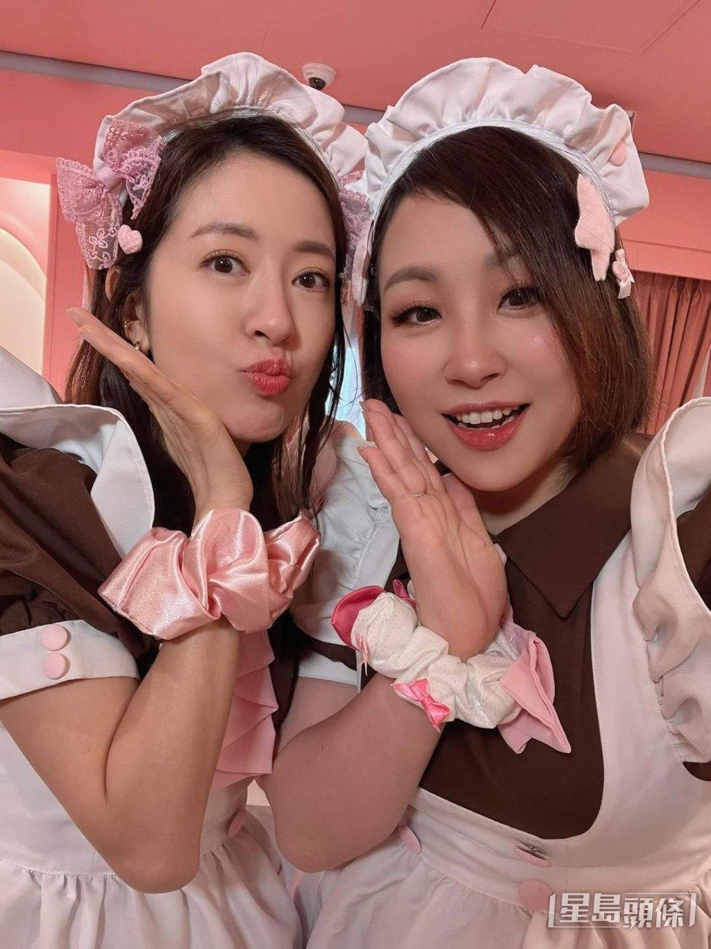 蝦頭、唐詩詠扮女僕。 蝦頭、唐詩詠扮女僕。