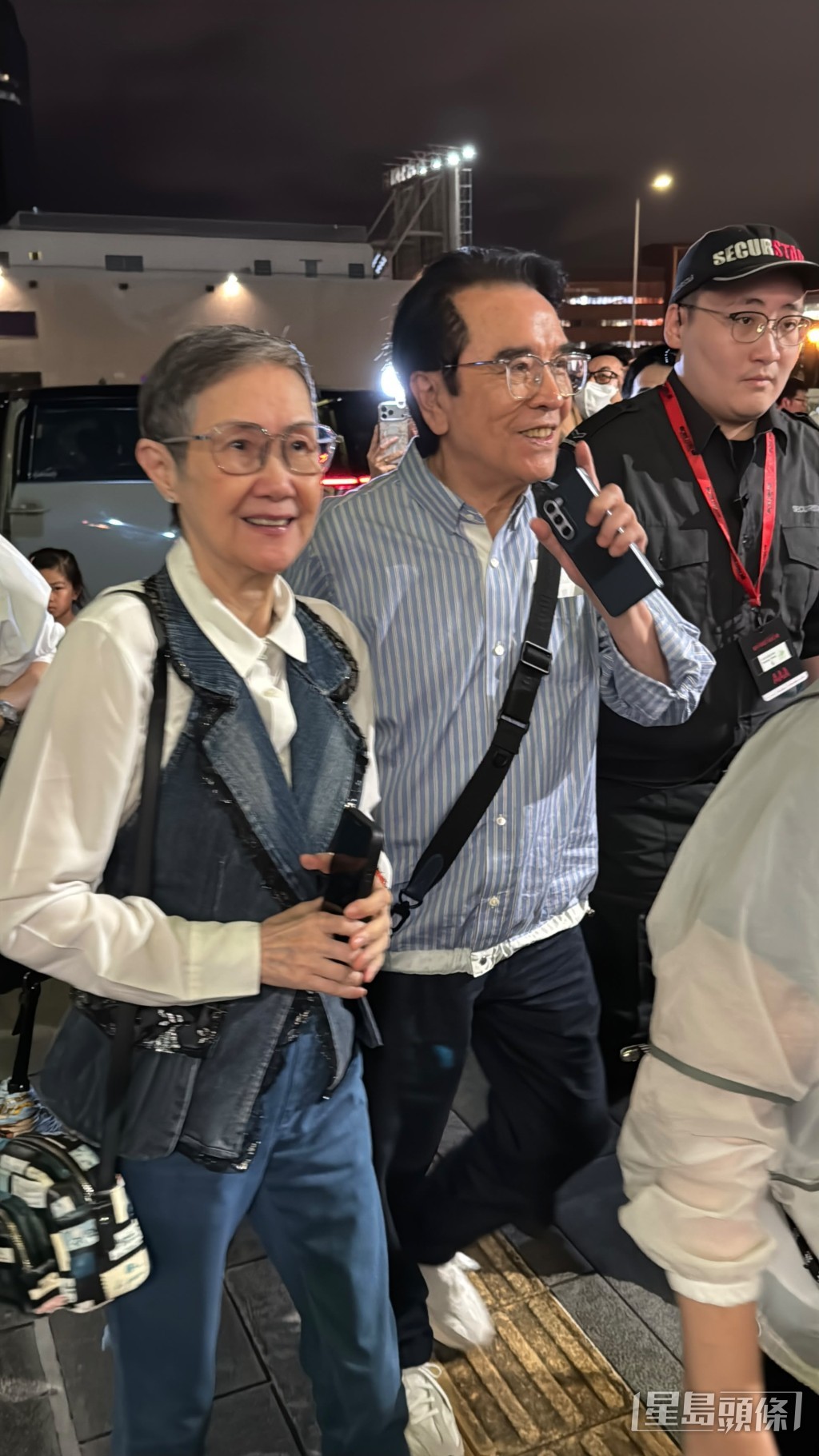姜大衛夫婦入場。