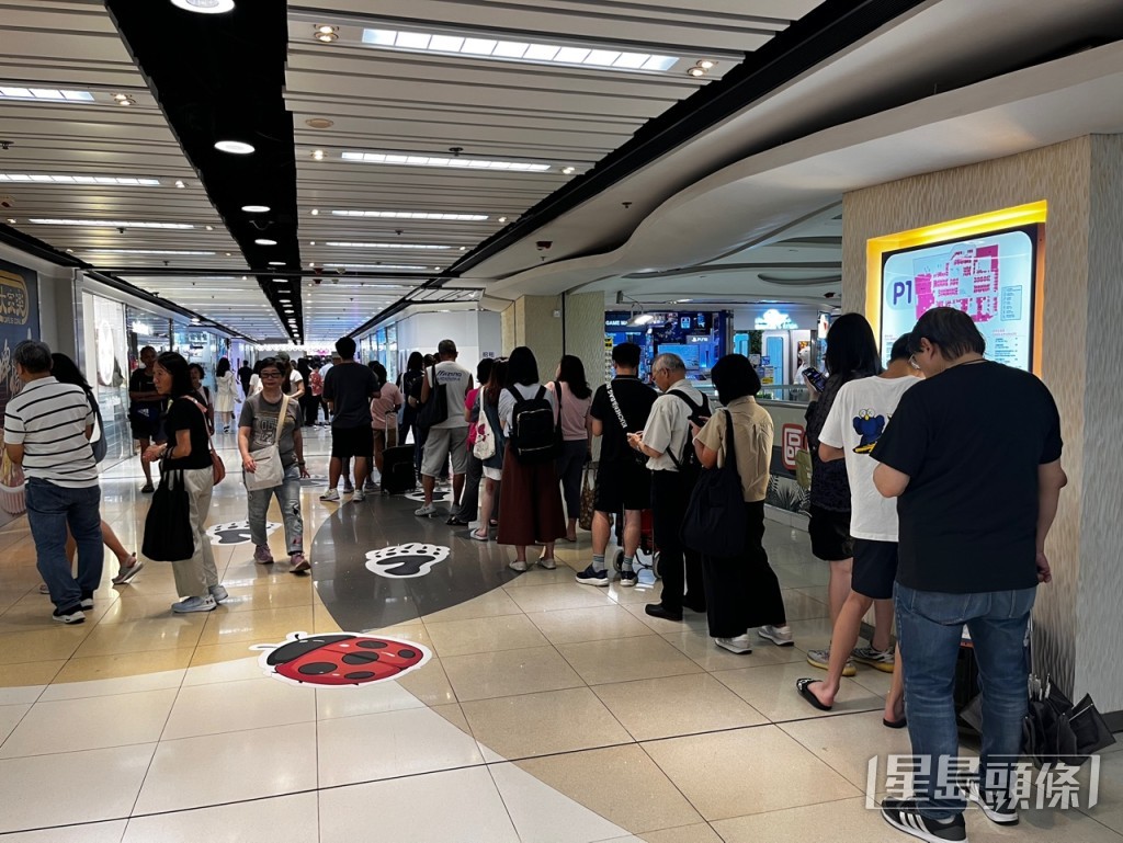 約有逾100人在坑口南豐廣場自提點外排隊等候取件。 約有逾100人在坑口南豐廣場自提點外排隊等候取件。