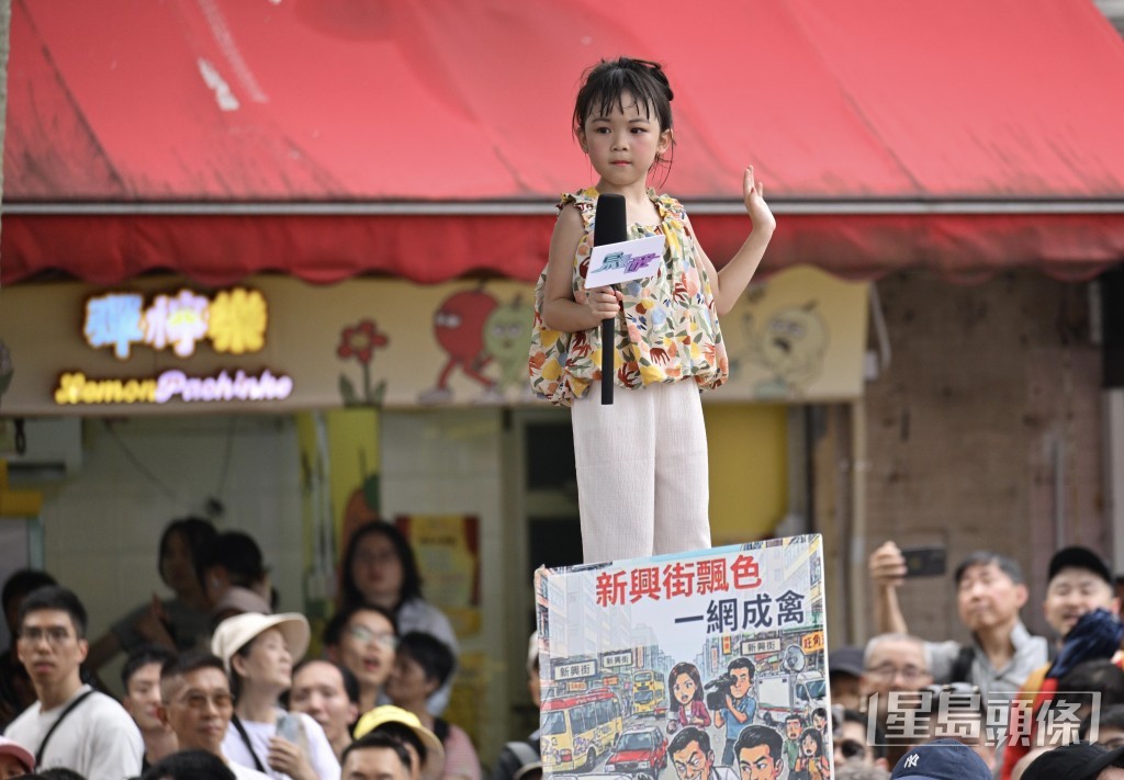 有色芯扮演《東張西望》主持。