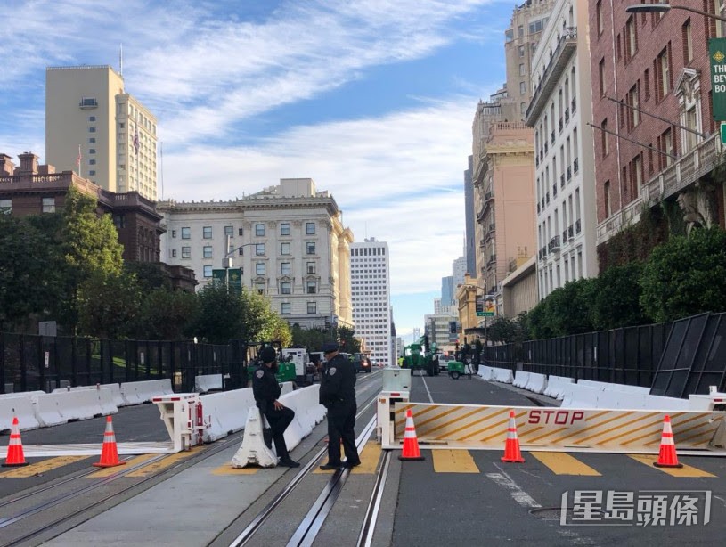 即将有领导人下榻的三藩市诺布山区域,红色禁区今日加紧在街头设立安全检查站。记者徐明月摄 即将有领导人下榻的三藩市诺布山区域,红色禁区今日加紧在街头设立安全检查站。记者徐明月摄