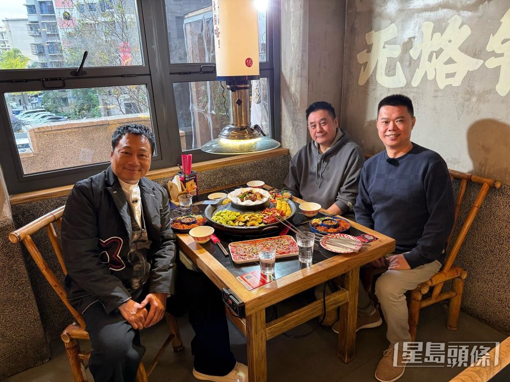 陳志華（右）邀請了藝人黎耀祥和麥長青拍攝旅客節目，廣獲好評。