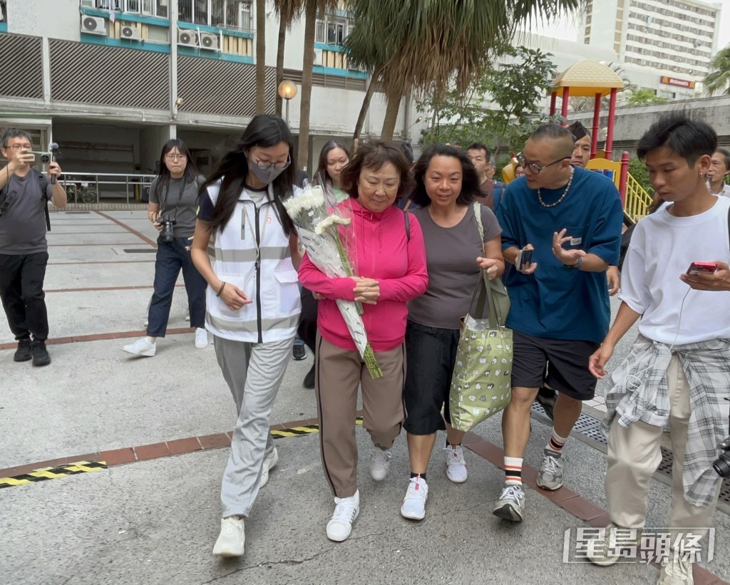 有居民带鲜花上楼悼念。杨伟亨摄