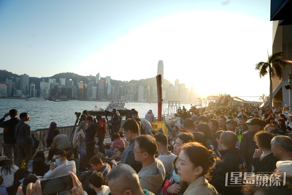 大批市民在尖沙咀等候觀賞煙花。 劉駿軒攝 大批市民在尖沙咀等候觀賞煙花。 劉駿軒攝