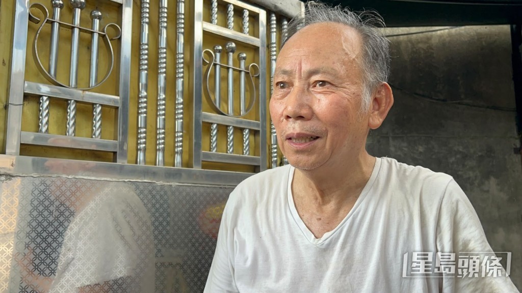 鄰居劉先生見到莫伯胸口啲皮燒燶咗。曾志恒攝 鄰居劉先生見到莫伯胸口啲皮燒燶咗。曾志恒攝