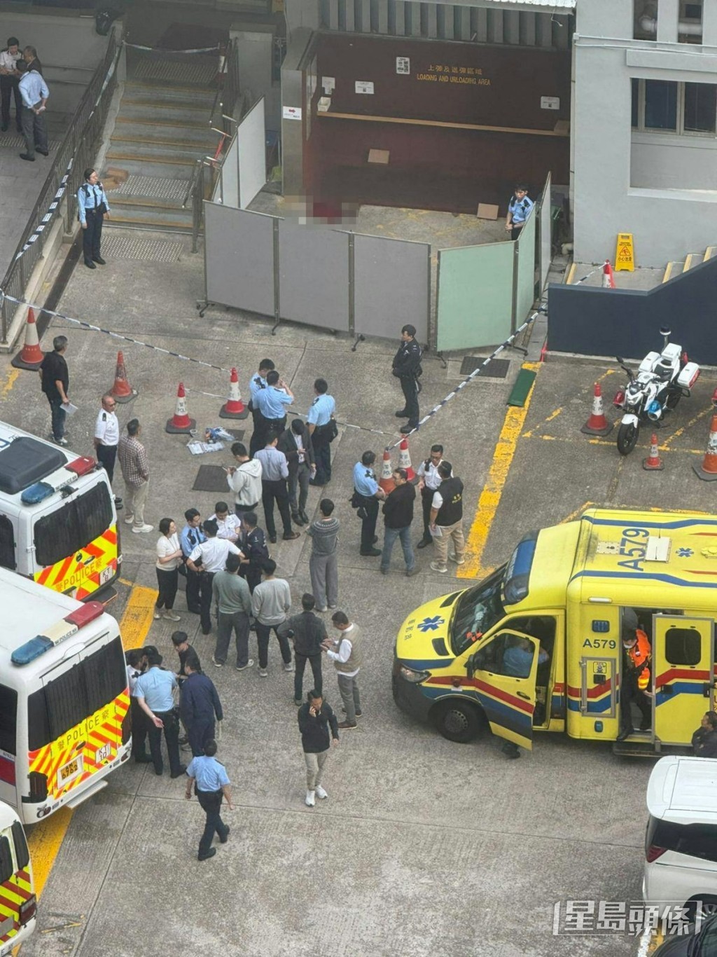 警署内的上弹退弹区有血迹，警员用板围封待查。网上图片