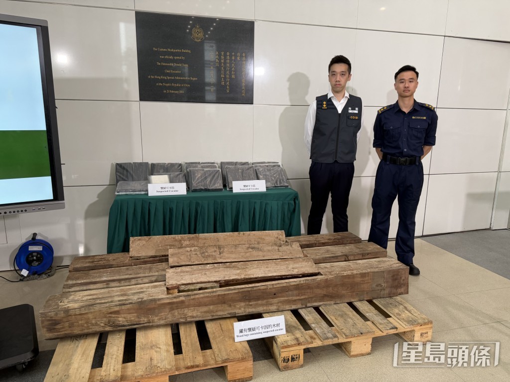 海关毒品调查科毒品调查第一组调查主任陈达川（左）及港口及海域科货柜货物检查组督察黎子康（右）交代案情。