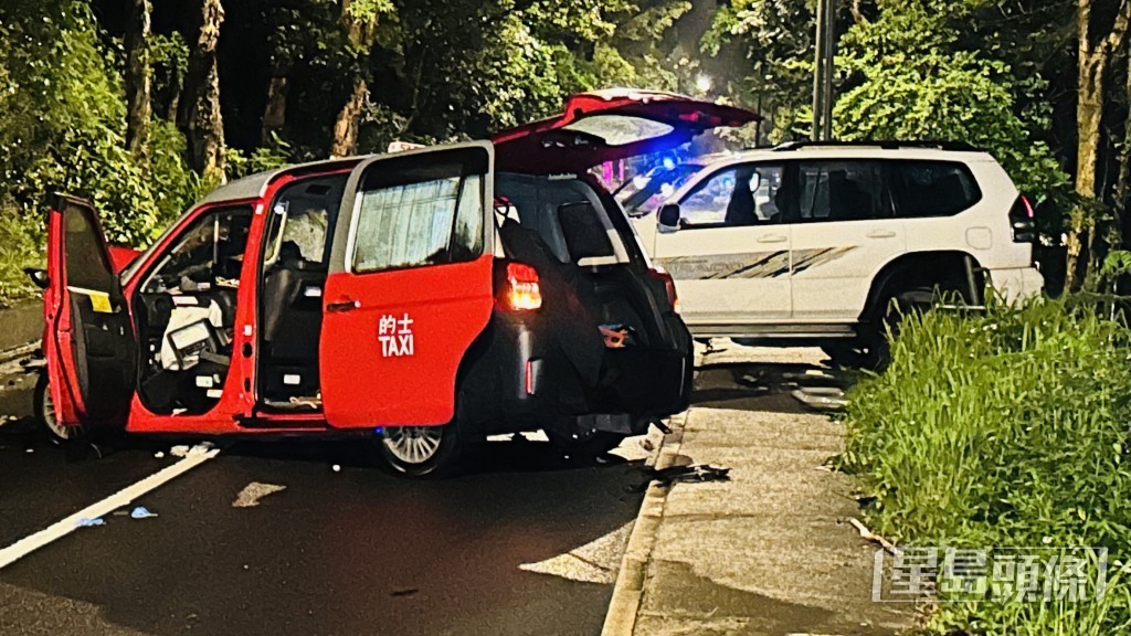 的士車上3人一度被困。 的士車上3人一度被困。