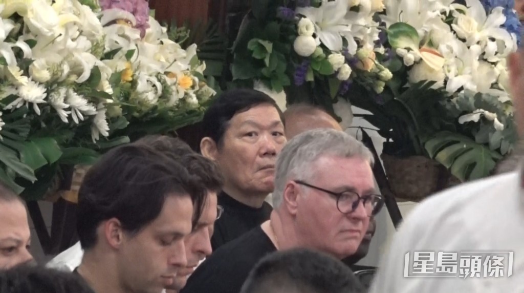 好友火星（蔣榮發）現身靈堂，神色凝重送別故友何麥。