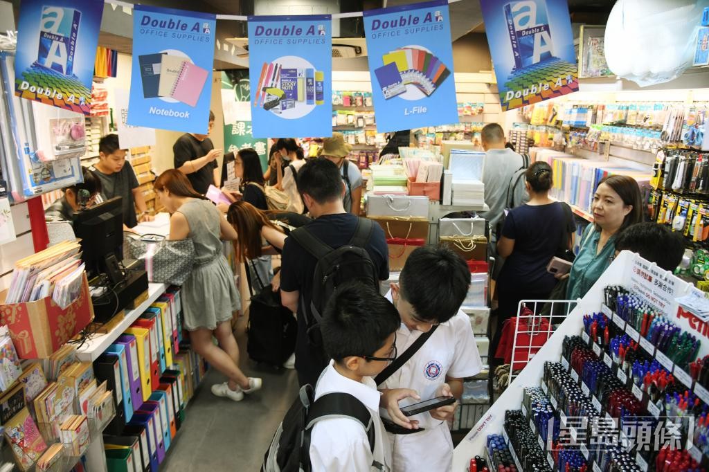 文具店麻雀雖小，五臟俱全，昔日吸引學生課後流連。