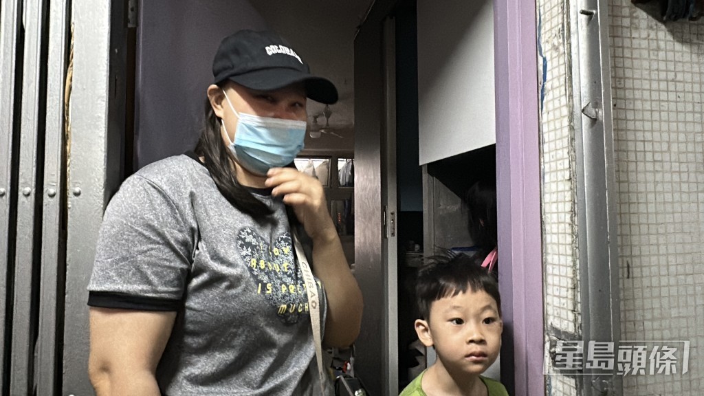 林女士指當時好大煙,「一開門出唔到去」。劉漢權攝 林女士指當時好大煙,「一開門出唔到去」。劉漢權攝